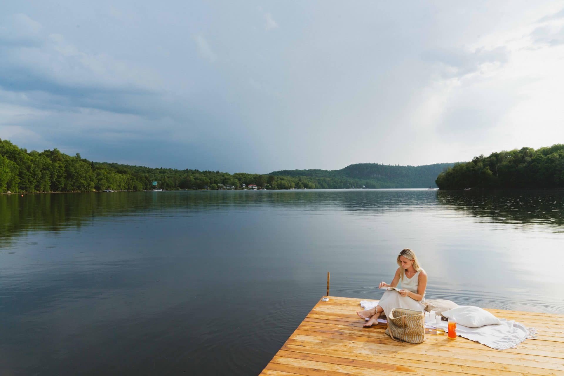 femme assise proche d'un lac