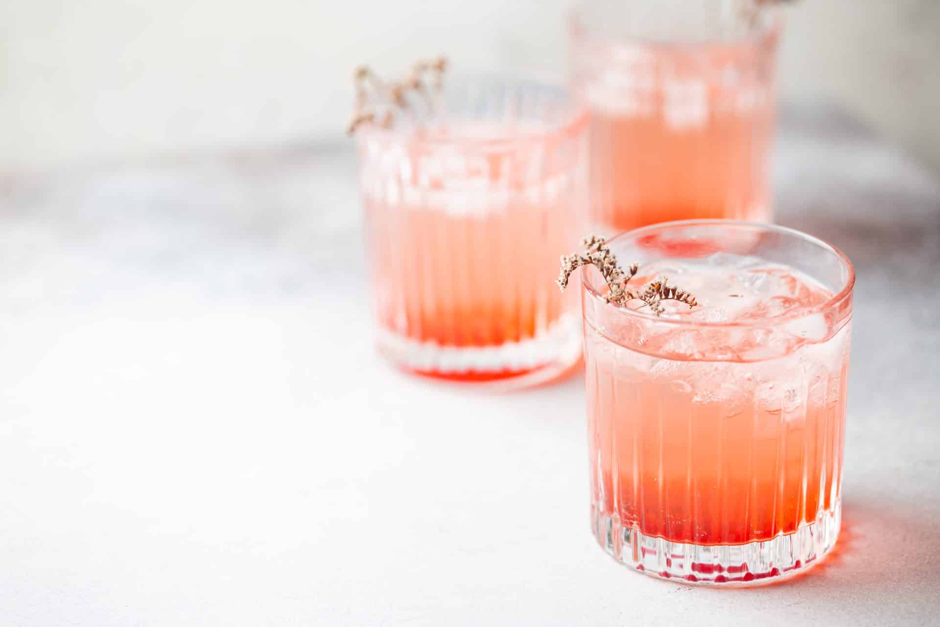 Limonade rose avec rhum cocktail oasis canneberge